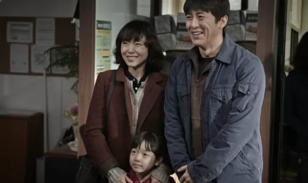 Go Soo trong vai người chồng tìm cách cứu vợ trong phim "Đường Về Nhà" (Way Back Home)