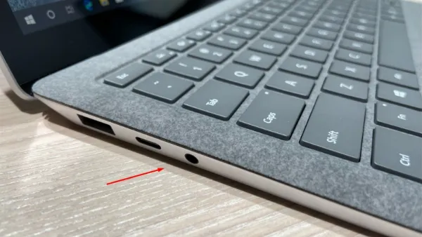 Hình ảnh cổng cắm tai nghe 3.5mm trên laptop, cần kiểm tra xem có bị bẩn hay hư hỏng không