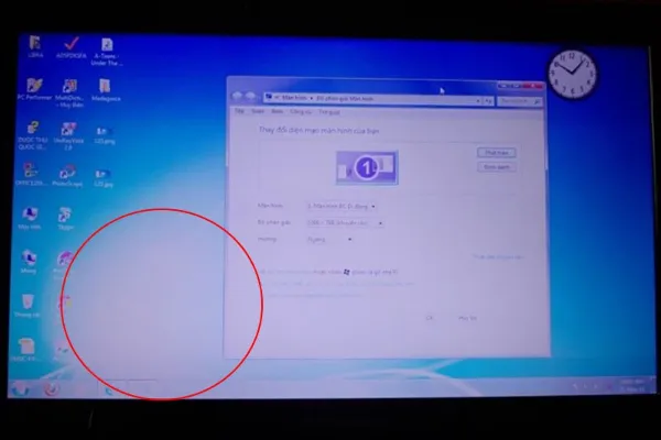 Hình ảnh minh họa các đốm sáng xuất hiện trên màn hình laptop