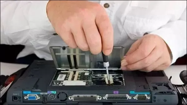 Laptop không vào được màn hình chính: Khắc phục nhanh, chuẩn nhất Hình ảnh minh họa việc kiểm tra hoặc tháo lắp linh kiện phần cứng mới được gắn vào laptop