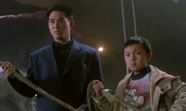 Các phim và chương trình truyền hình có sự tham gia của Vu Vinh Quang Hình ảnh phim My Father Is A Hero (1995) với các cảnh hành động kịch tính
