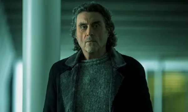 Ian McShane hóa thân thành Mr. Wednesday trong series American Gods