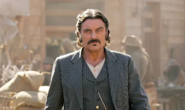 Ian McShane trong vai Al Swearengen trong series Thị Trấn Deadwood