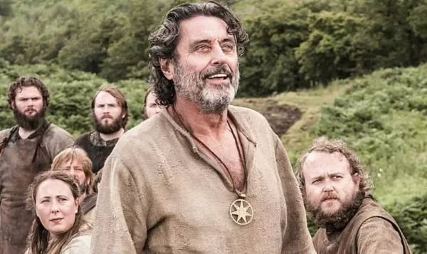Ian McShane xuất hiện với vai Septon Ray trong series Trò Chơi Vương Quyền
