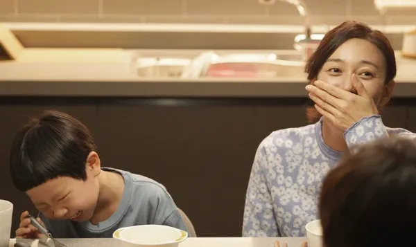 Jang Young Nam thể hiện vai người vợ lo lắng về cân nặng trong phim ngắn Vợ Tôi Bị Béo