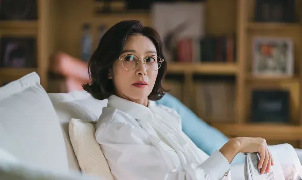 Jang Young Nam trong vai người mẹ truyền thống ở phim Con Trai Bạn Mẹ (Love Next Door)