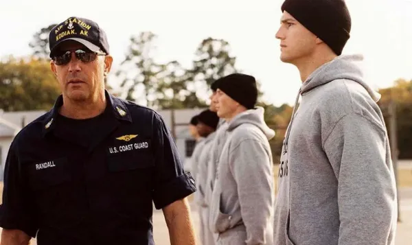 Kevin Costner và Ashton Kutcher trong phim 'Thiên Sứ Biển Xanh' (The Guardian)