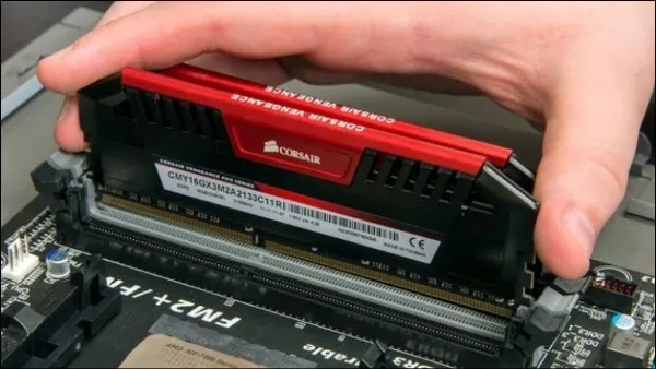 Laptop không vào được màn hình chính: Khắc phục nhanh, chuẩn nhất Kiểm tra và lắp đặt lại thanh RAM để khắc phục lỗi laptop không vào được màn hình