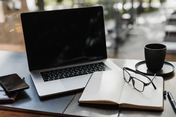 Laptop tắt đột ngột, dấu hiệu pin cần xả và hiệu chuẩn