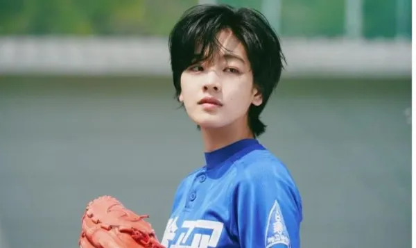 Lee Joo-Young trong vai Joo Soo-in, nữ sinh quyết tâm làm cầu thủ trong phim Cô Gái Bóng Chày