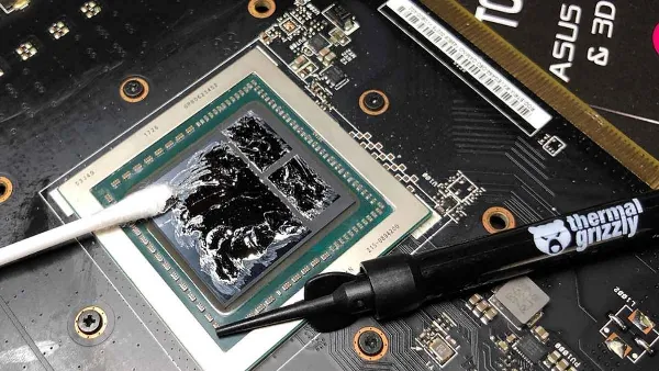 Lớp keo tản nhiệt đã khô giữa CPU và bộ tản nhiệt, cần được thay thế