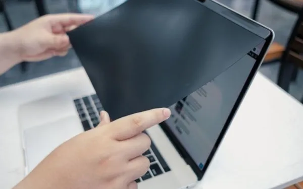 Bật mí mẹo khắc phục lỗi đốm sáng màn hình laptop Miếng dán bảo vệ màn hình giúp chống trầy xước, bám bụi và vân tay