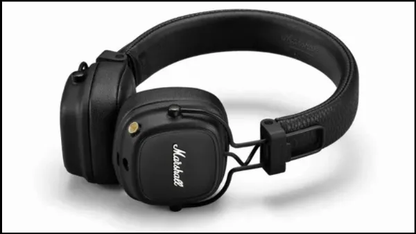 Người dùng cắm tai nghe có dây vào điện thoại để kiểm tra hoạt động