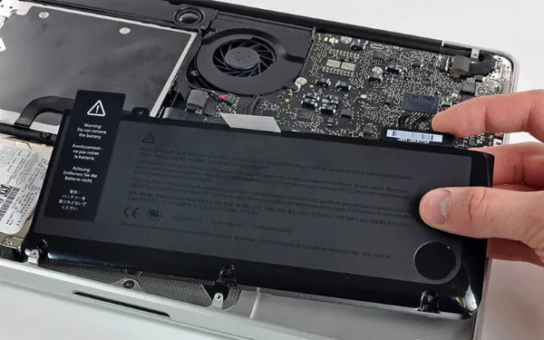 Thao tác tháo pin laptop Acer Aspire để kiểm tra hoặc thay thế