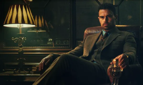 Theo James trong vai Eddie Halstead trong phim Quý Ông Thế Giới Ngầm (The Gentlemen) 2024