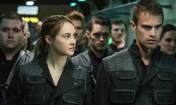 Theo James trong vai Four, nhân vật được đánh giá cao nhất trong phim Dị Biệt (Divergent)