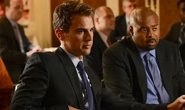 Theo James trong vai thanh tra Walter Clark trong series Cậu Bé Vàng (Golden Boy)