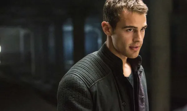 Theo James trong vai Tobias 'Four' Eaton trong phim Dị Biệt (Divergent)