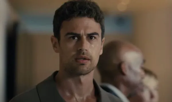 Theo James và Rose Leslie trong series Chồng Ảo (The Time Traveler's Wife)