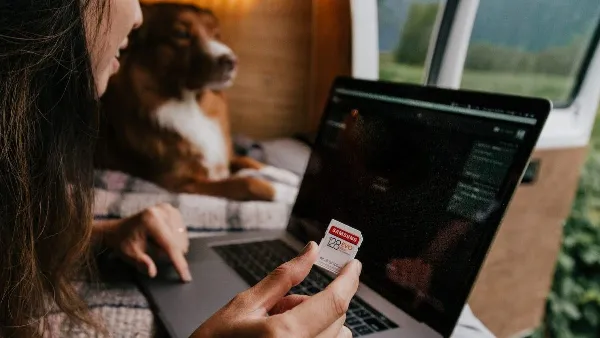 Truy cập thẻ nhớ MicroSD trên laptop thông qua File Explorer để sao chép ảnh vào thư mục lưu trữ.