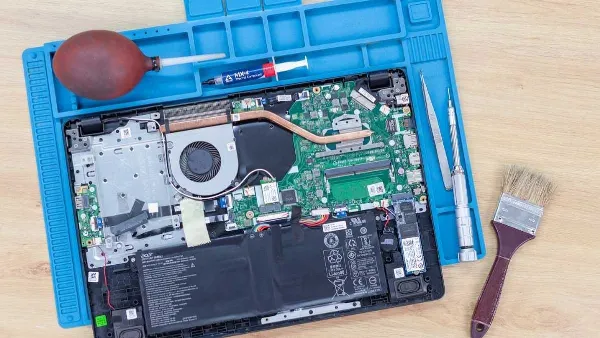 Vệ sinh laptop bằng cọ mềm và bình khí nén giúp loại bỏ bụi bẩn khỏi khe tản nhiệt