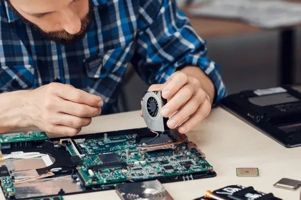 Laptop bị đơ không tắt được? Nguyên nhân và cách khắc phục Vệ sinh laptop định kỳ để loại bỏ bụi bẩn và đảm bảo laptop hoạt động mát mẻ