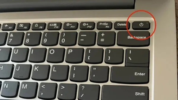 Nút nguồn laptop Lenovo ở đâu? Cách mở laptop không cần nút nguồn Ví dụ về nút nguồn laptop Lenovo tích hợp ngay trên dãy phím chức năng của bàn phím.