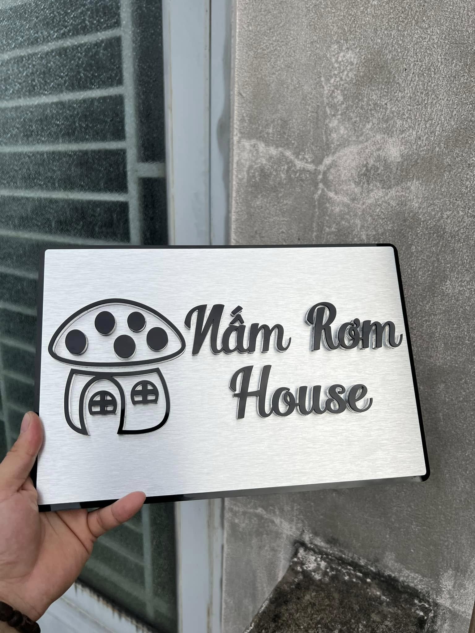 Biển Số Nhà - Nền Alcorest bạc xước. Số nổi chân mica. BSN-QC24H001