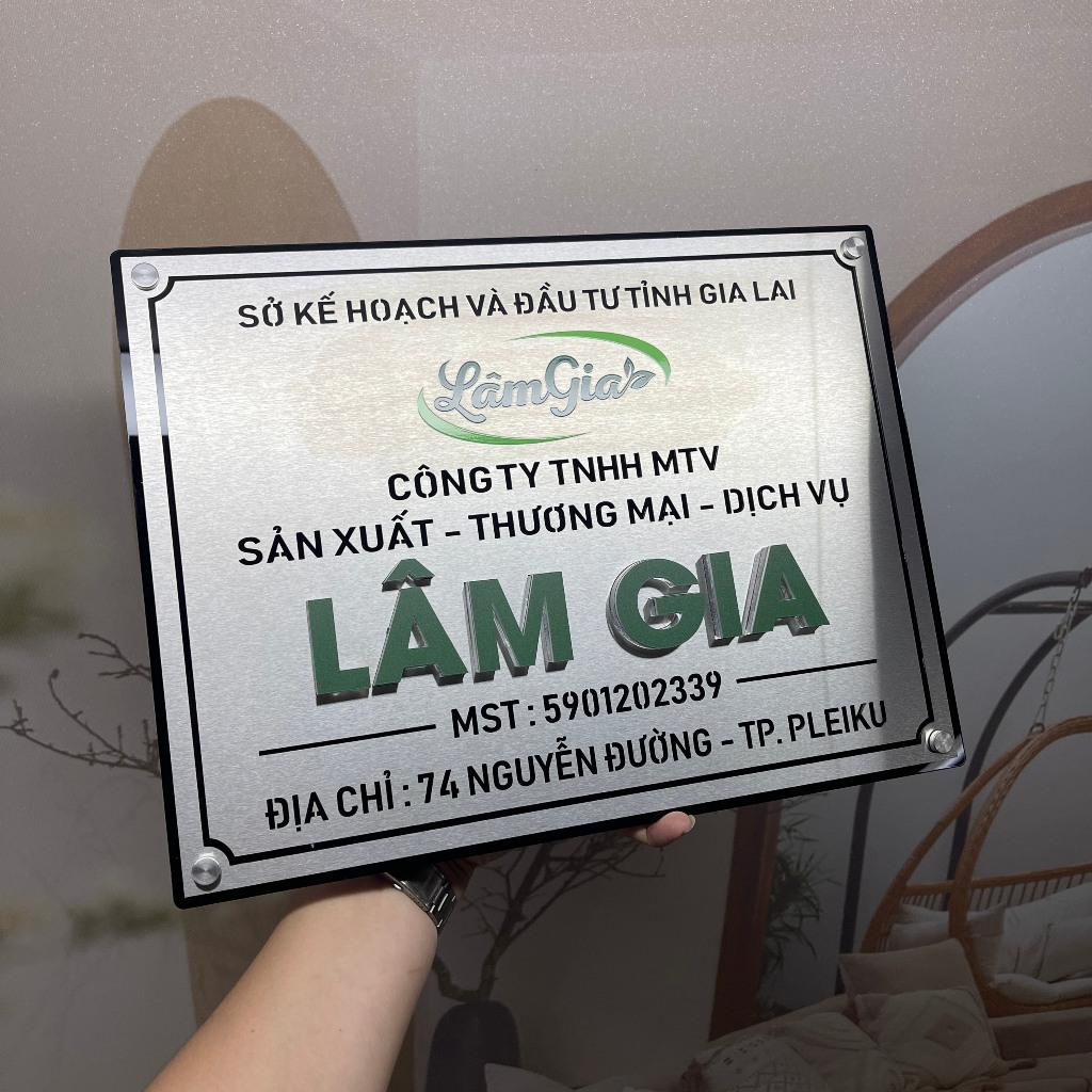 BIỂN TÊN CÔNG TY, Inox 304 Bạc Xước . Tên Cty nổi Mica in UV màu, Đế mica đen 5mm. Ngoài trời. BCT-QC24H003