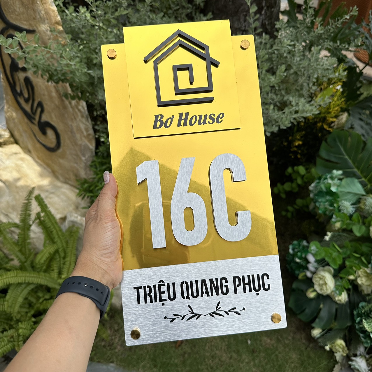 Biển Số Nhà. Nền Alcorest xước bạc + Vàng gương, số nổi 10mm + in UV nội dung – BSN-QC24H015