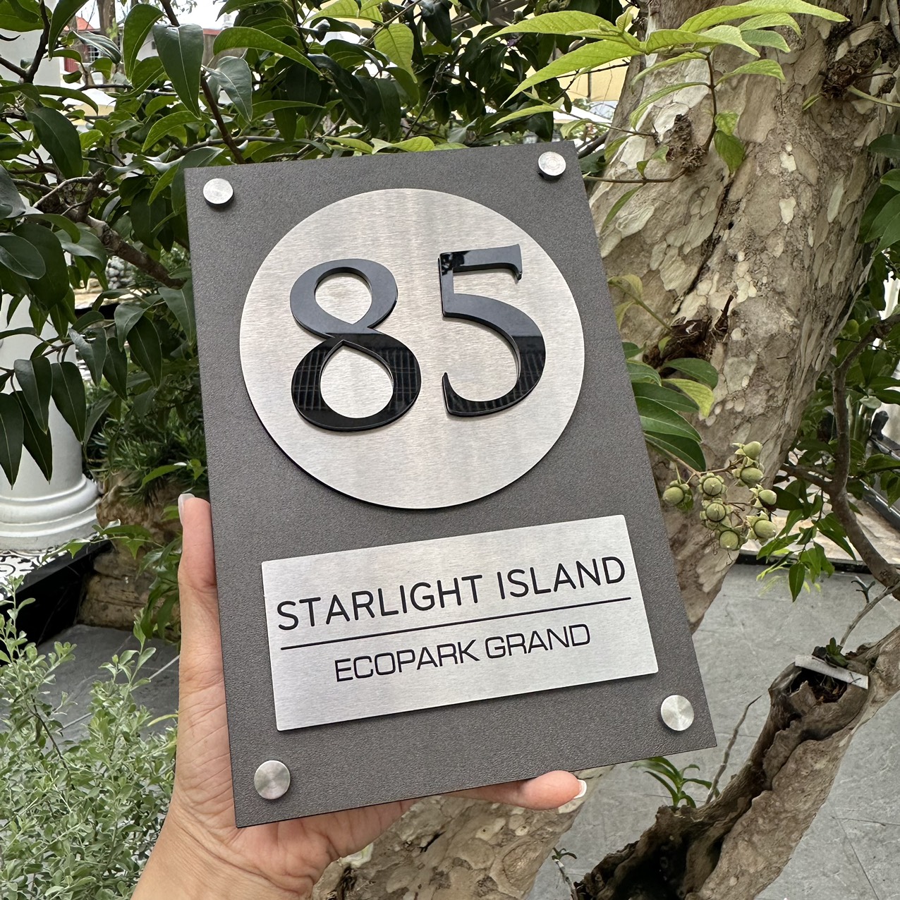 Biển Số Nhà Nền, Mica cán ghi sần, Inox 304 xước bạc, số nhà nổi + in UV, ngoài trời. BSN-QC24H020