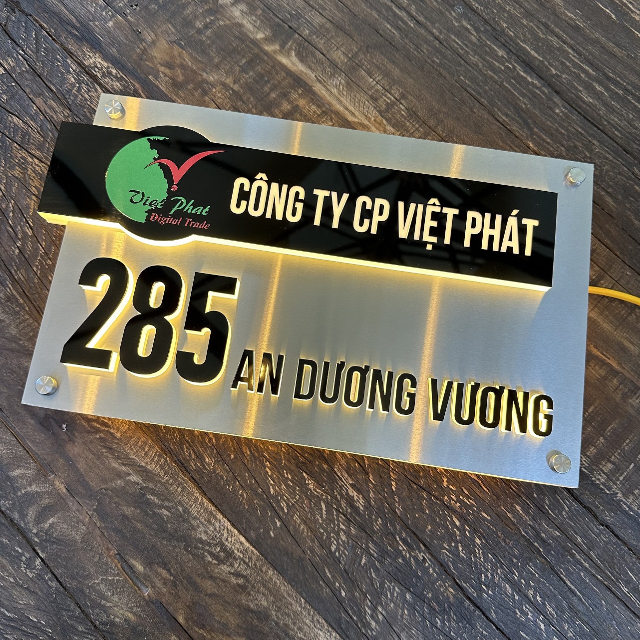 Biển Số Nhà. Đèn LED, Mặt Inox xước bạc kết hợp mica đen, số nổi, ngoài trời. BSN-