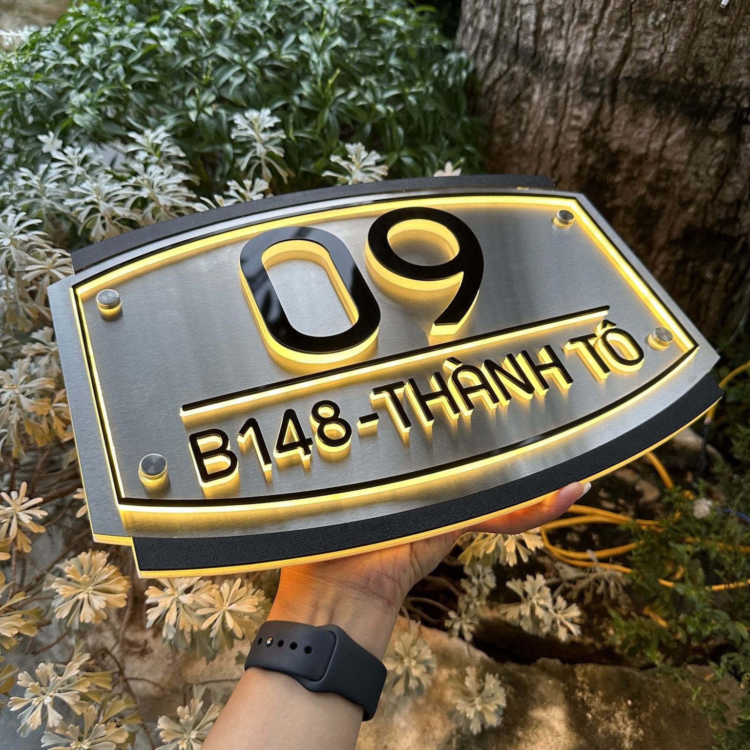 Biển Số Nhà. Có đèn LED – Inox 304 Xước Bạc + Mica cán đen sần, số nổi 10mm. BSN-QC24H009