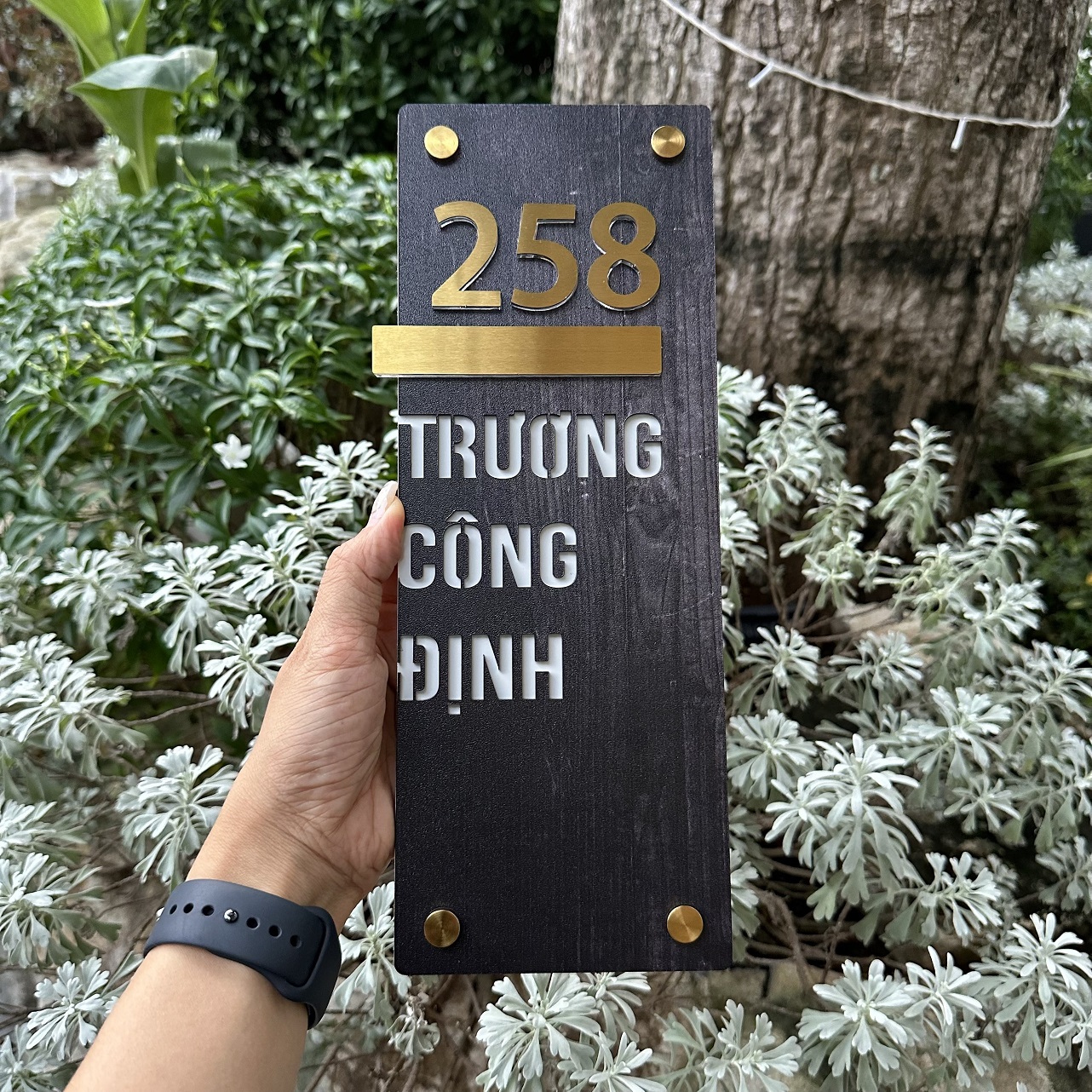 Biển Số Nhà. Nền in UV vân gỗ, Nội dung nổi Inox xước vàng. Cao cấp, sang trọng. BSN-QC24H021