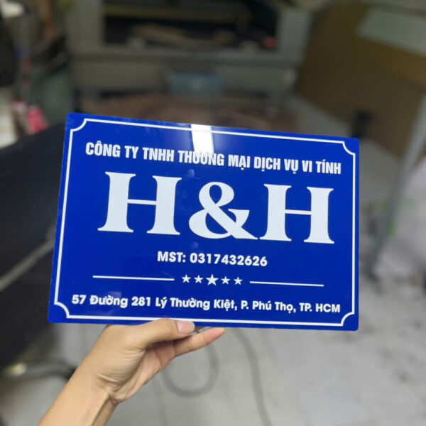 Biển tên công ty đẹp bien cong ty mica 13