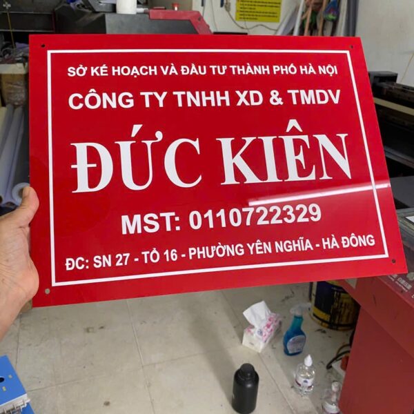 Biển tên công ty đẹp bien cong ty mica 4